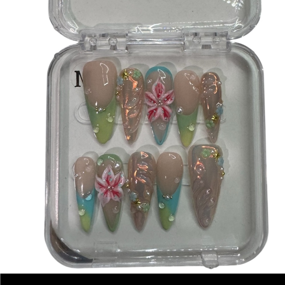 Elegant Floral Press-On Nails Set